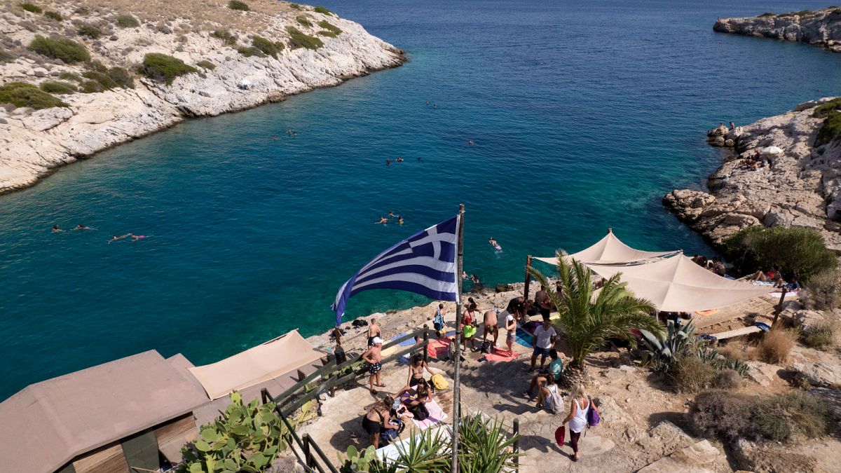اليونانيون يوجهون إلى الشواطئ تفاديا للحر، جنوب أثينا. 