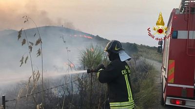 رجال الإطفاء في إيطاليا يكافحون الحرائق في أغلب المدن الساحلية