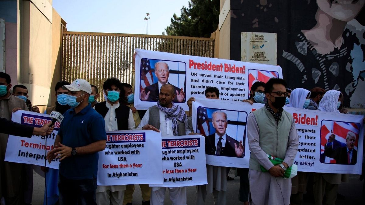 اعتراض مترجمان افغان در مقابل سفارت آمریکا در کابل
