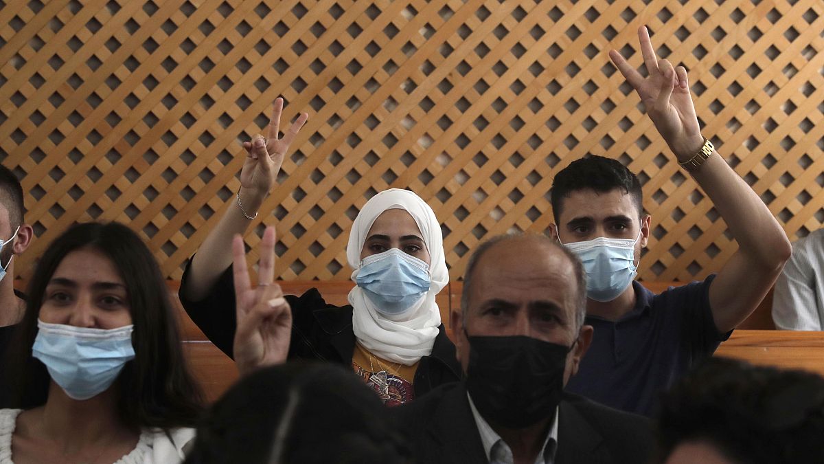 سكان حي الشيخ جراح الفلسطينيين قبل جلسة في المحكمة العليا في القدس. 