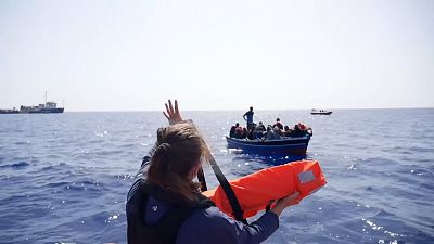 شاهد: إنقاذ عشرات المهاجرين في البحر المتوسط