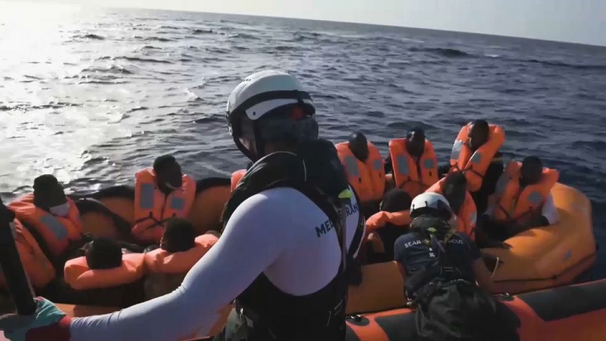 Rettungsschiffe suchen sicheren Hafen für hunderte Flüchtlinge