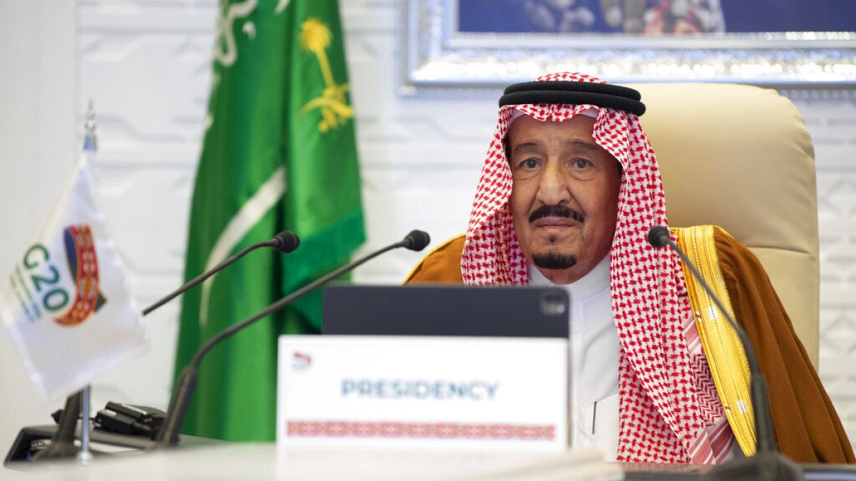  الملك السعودي سلمان  بن عبد العزيز في الجلسة الافتتاحية لقمة افتراضية لمجموعة العشرين استضافتها المملكة العربية السعودية
