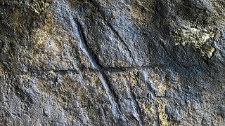  تُظهر هذه الصورة خطوطاً محفورة في الصخور صنعها إنسان نياندرتال في كهف جورهام في جبل طارق.