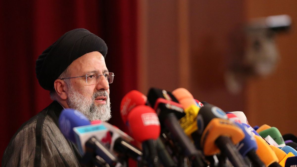 Ebrahim Raisi toma posse como presidente do Irão