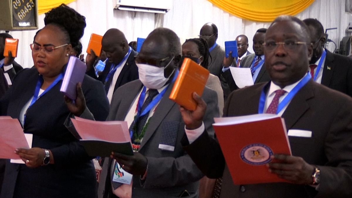 تصاویری از سودان جنوبی؛ نمایندگان پارلمان ترکیبی زیر سایه صلح سوگند یاد کردند