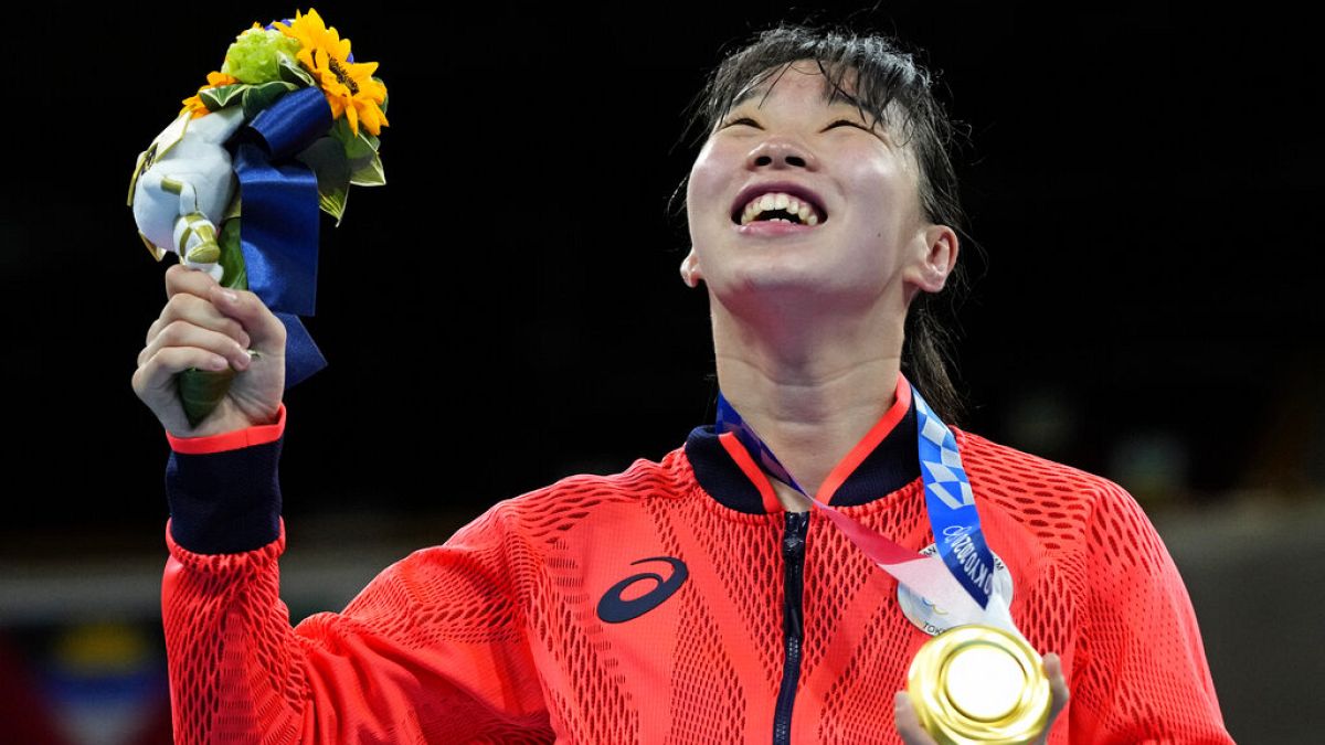 La giapponese Sena Irie vince l'oro dopo aver sconfitto la filippina Nesthy Petecio, in una finale di boxe femminile di 60 kg di peso piuma