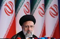 الرئيس الإيراني الجديد إبراهيم رئيسي يلقي كلمة في أول مؤتمر صحفي له في العاصمة طهران، في 21 يونيو 2021.