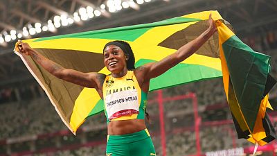 La jamaicana Thompson-Herah, primera mujer de la historia que gana los 100 y los 200 metros en Juegos Olímpicos consecutivos.
