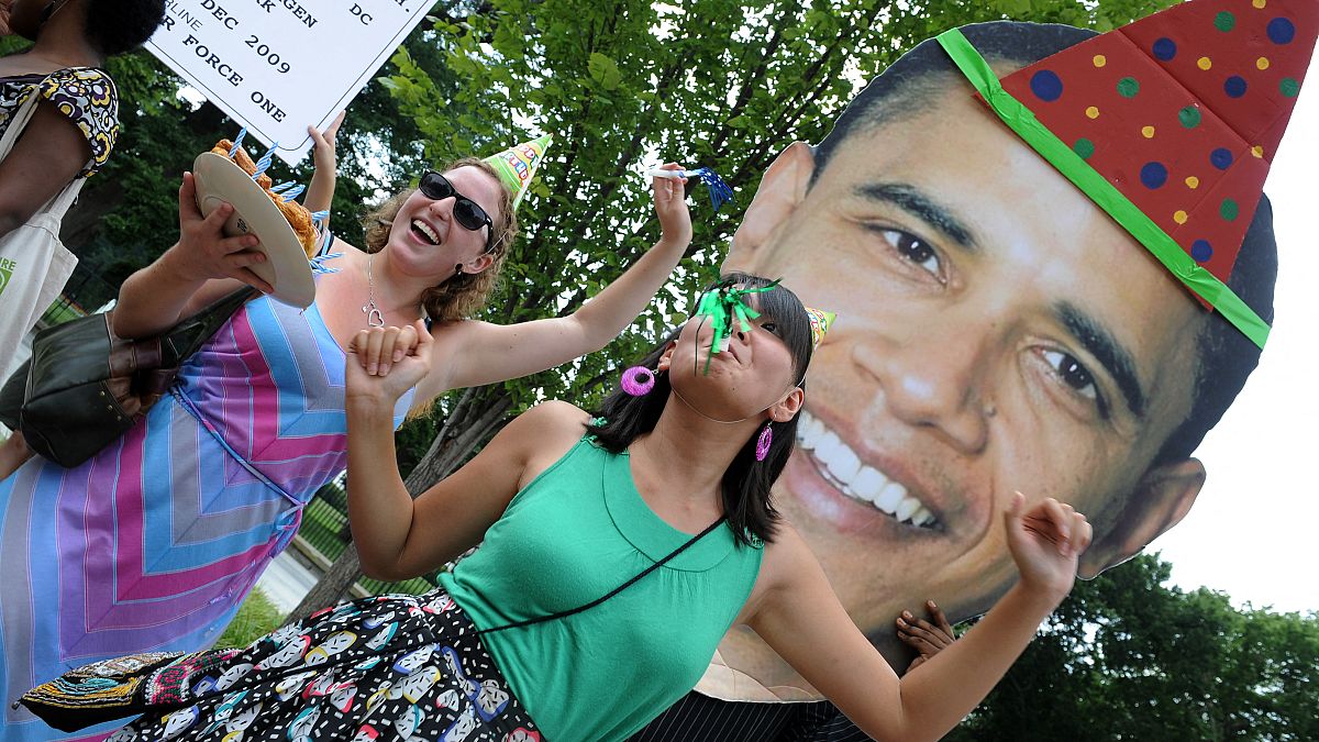 مجموعة من نشطاء البيئة يحتفلون بعيد ميلاد الرئيس الأمريكي باراك أوباما الـ 48 خارج البيت الأبيض في واشنطن العاصمة، 4 أغسطس 2009