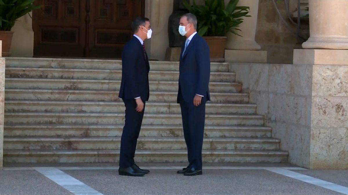 El rey Felipe VI recibe al presidente del Gobierno, Pedro Sánchez, a su llegada al Palacio de Marivent en Palma de Mallorca