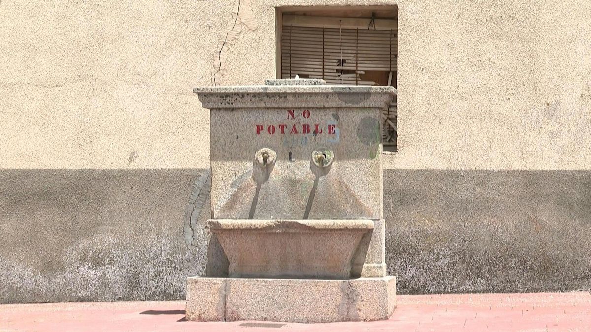 في جميع أنحاء إسبانيا، عدة قرى تعاني من مشاكل الوصول إلى المياه الصالحة للشرب بسبب التلوث الزراعي والافتقار إلى ضوابط جودة المياه والجفاف.