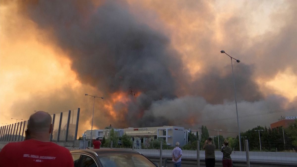 شاهد: اندلاع حرائق جديدة في اليونان وإخلاء بلدات