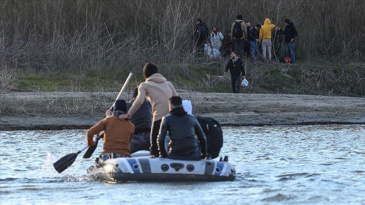 sınırı geçmeye çalışan göçmenler