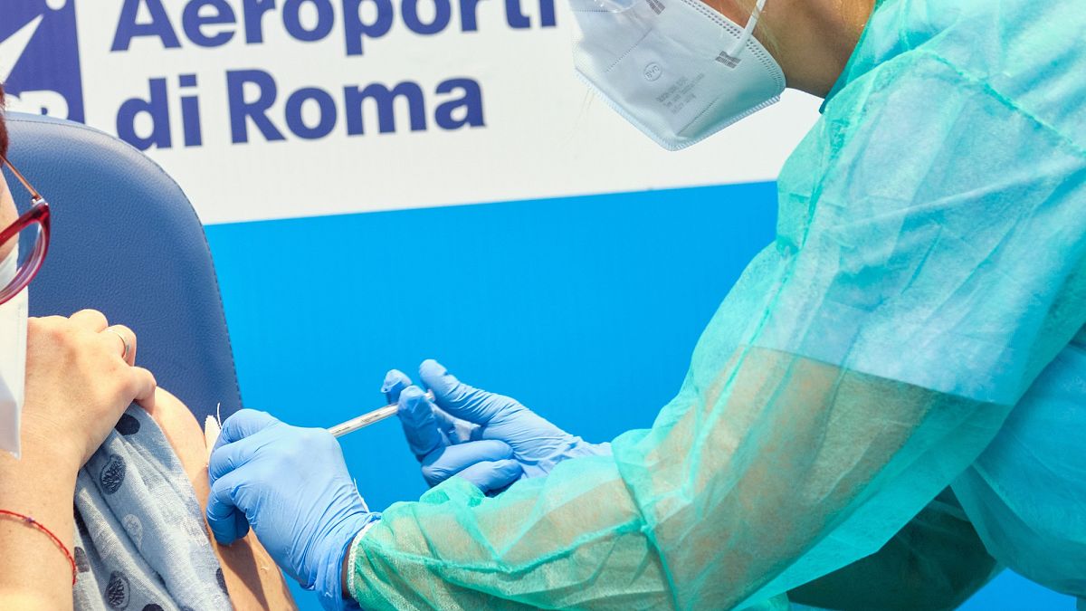 Επιβάτης πτήσης που μόλις έχει προσγειωθεί στο αεροδρόμιο Φιουμιντσίνο της Ρώμης, εμβολιάζεται κατά Covid-19/