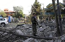 Afghanische Soldaten sichern den Ort des Attentates in der "Grünen Zone" von Kabul