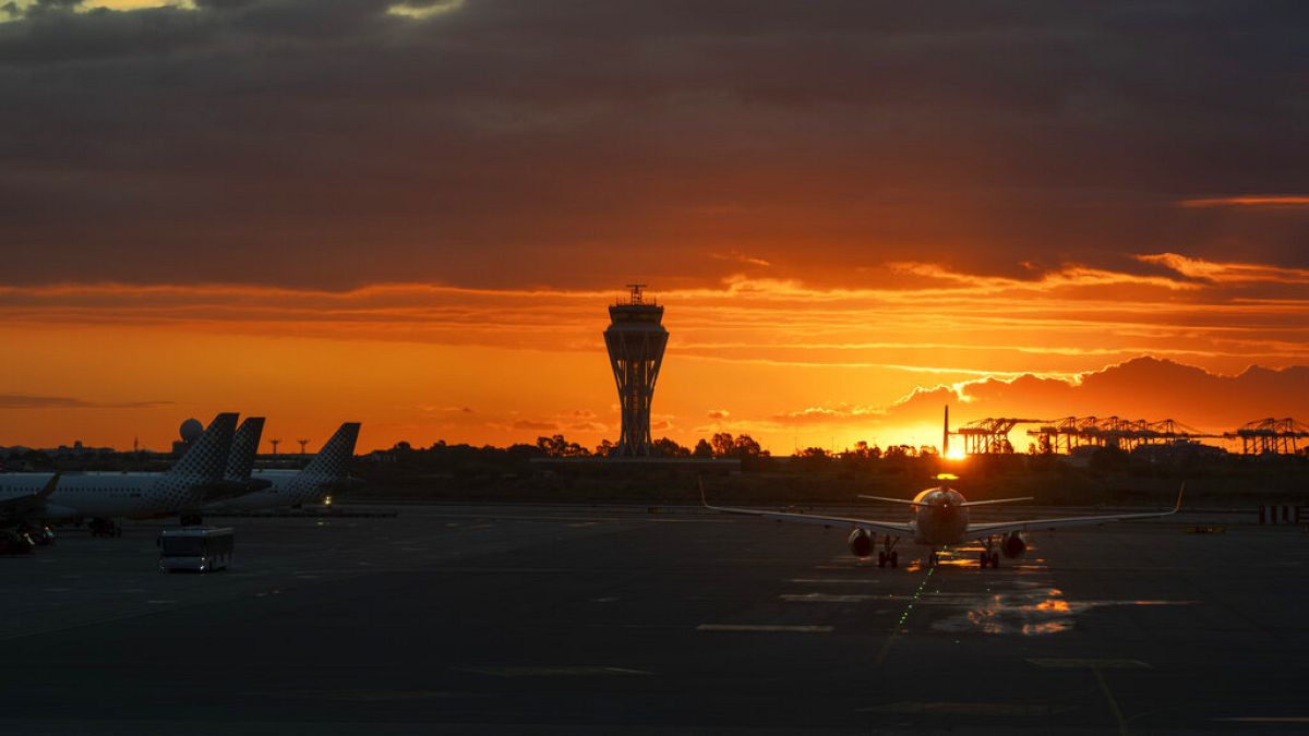 Un avión despega en el aeropuerto de El Prat, en Barcelona, España. 
