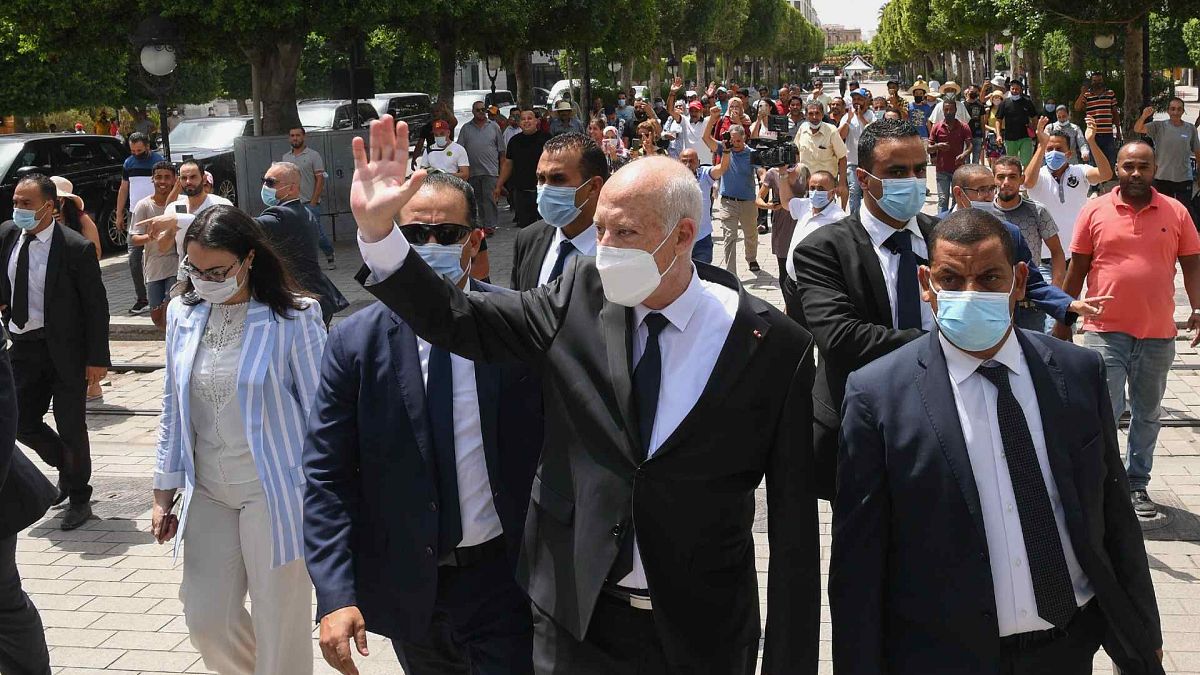 الرئيس التونسي قيس سعيد وسط شارع بورقيبة في تونس العاصمة، تونس، الأحد 1 أغسطس 2021