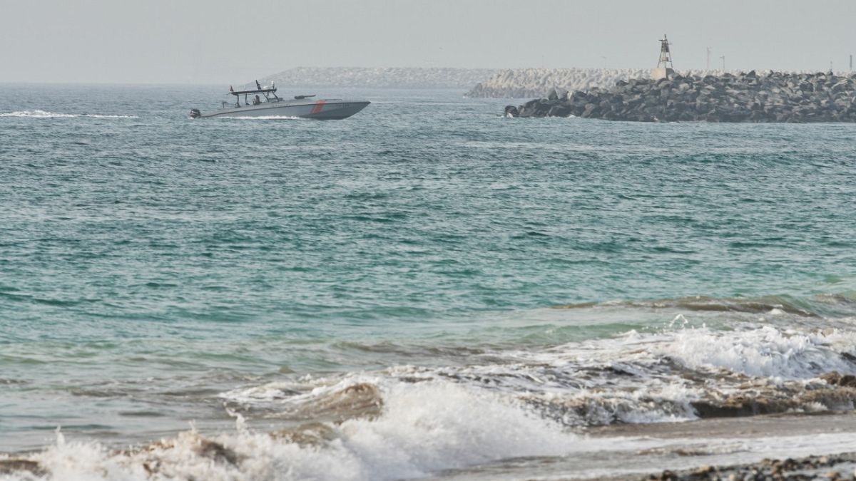 قارب تابع لخفر السواحل الإماراتية يقوم بدوريات قبالة سواحل الفجيرة، 4 أغسطس 2021