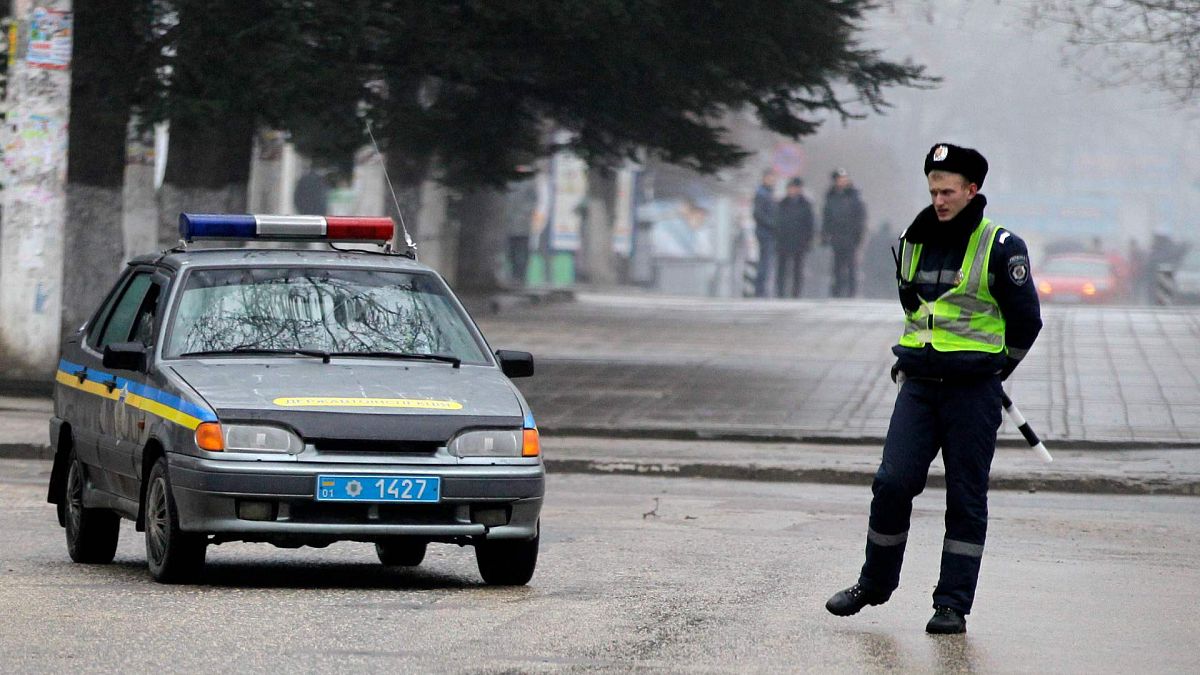 ضابط شرطة أوكراني أمام مبنى الحكومة المحلية في سيمفيروبول، القرم، أوكرانيا، الخميس 27 فبراير 2014