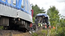 Secours intervenant après une collision entre deux trains en République thèque, près du village de Milavce, le 4 août 2021