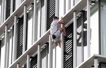 مرد ۲۱ ساله برای اعتراض به تغییرات آب و هوایی از  برج ۳۶ طبقه بالا رفت