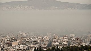 Ezrek menekülnek a tűz elől Athénban