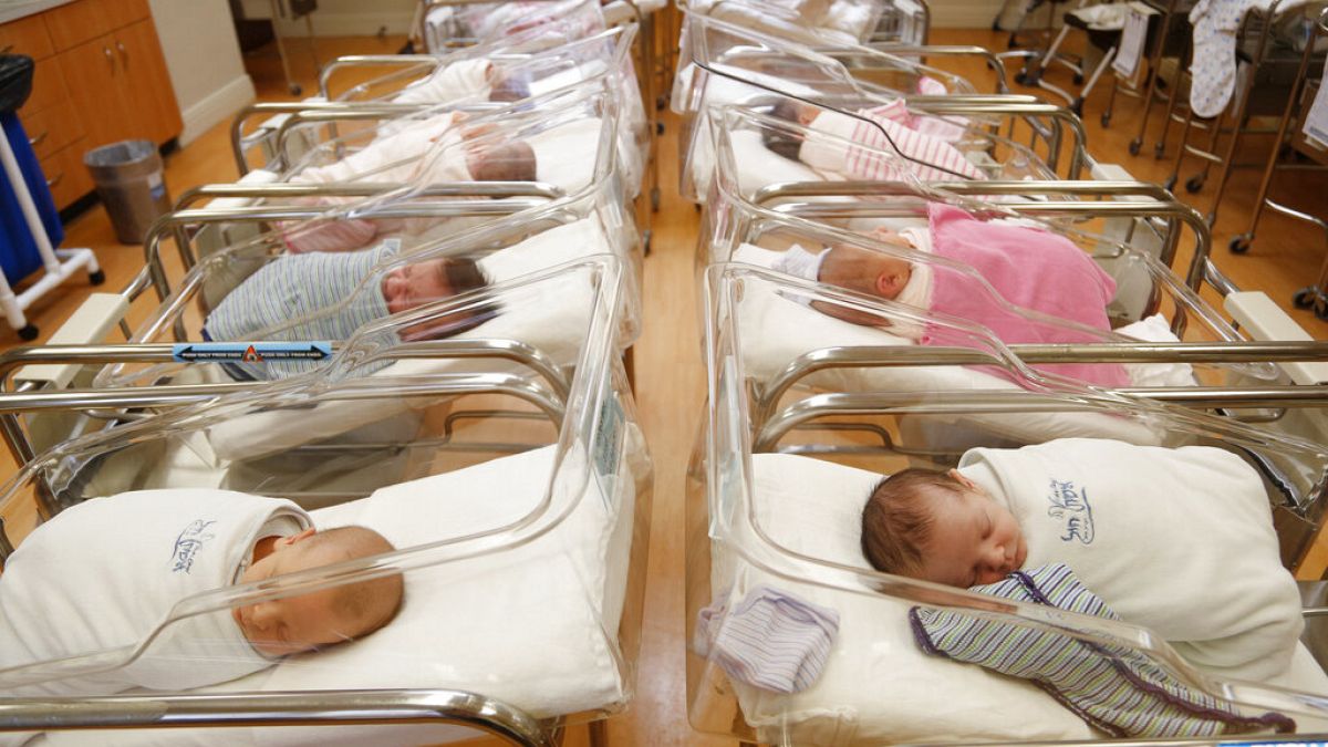    صورة لاطفال حديثي الولادة في حضانة آيش شايل، مركز التعافي بعد الولادة، في كرياس جويل، نيويورك.2017