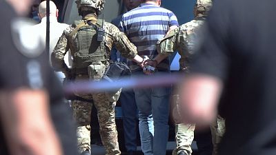 Украинские силовики задерживают мужчину, угрожавшего взорвать гранату в здании правительства, Киев, 4 августа.