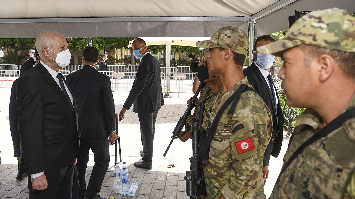 الرئيس التونسي، قيس سعيد يتحدث إلى جندي في شارع بورقيبة في تونس العاصمة.