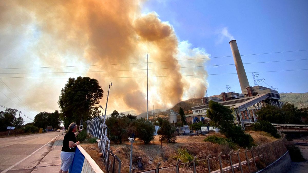 L'incendie proche de la centrale de Kemerkoy en Turquie désormais sous contrôle, le 4 août 2021  