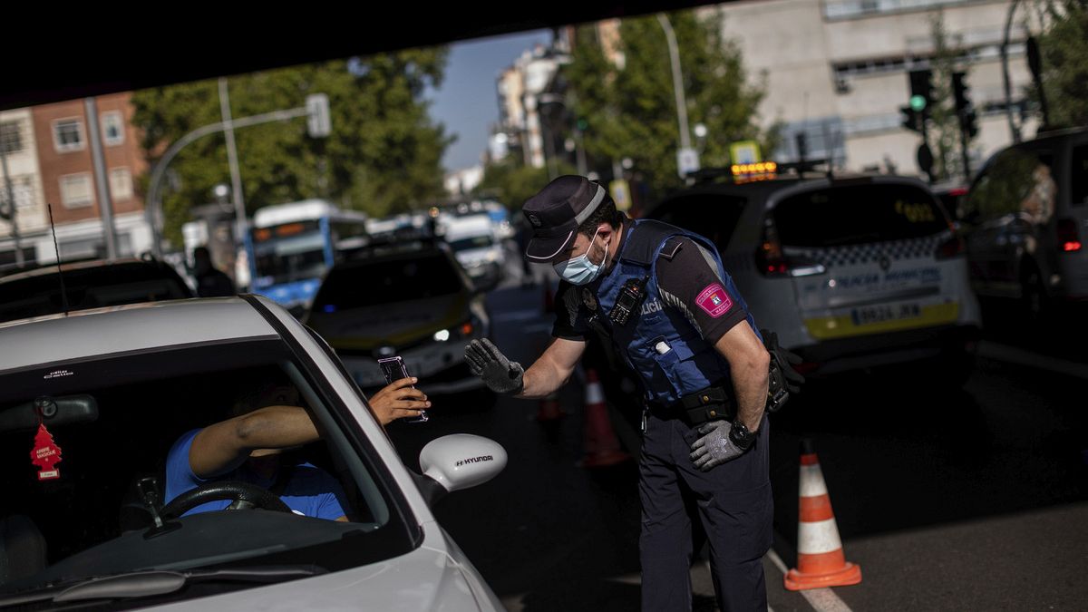 Un agente di polizia locale ferma un veicolo a un posto di blocco a Madrid, Spagna