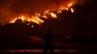 L'incendio vicino alla centrale termoelettrica di Kemerkoy, Turchia