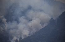 طائرة هليكوبتر لمكافحة الحرائق تلقي مواداً لإخماد النيران المشتعلة في الغابات بالقرب من منتجع مارماريس السياحي