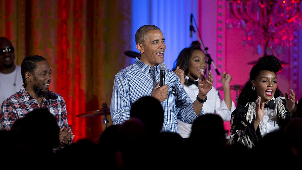 باراك أوباما، يغني "عيد ميلاد سعيد" لابنته ماليا أوباما في البيت الأبيض. 