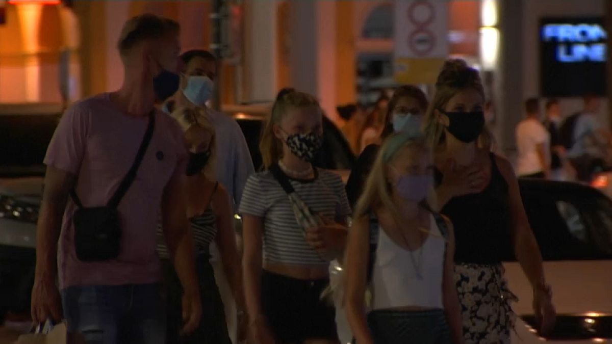 Un grupo de extranjeros pasea por una zona de marcha nocturna de Ibiza
