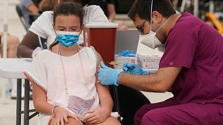 ABD'nin Florida eyaletinin Miami kentinde Covid-19 aşısı olan bir kadın