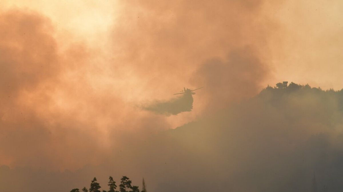 Πυροσβεστικό ελικόπτερο επιχειρεί στην πυρκαγιά της Αρχαίας Ολυμπίας