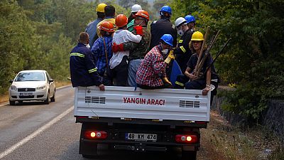 متطوعون أتراك يتوجهون لمكافحة حرائق الغابات في قرية تورغوت، بالقرب من منتجع مارماريس السياحي، موغلا، تركيا، الأربعاء 4 أغسطس، 2021