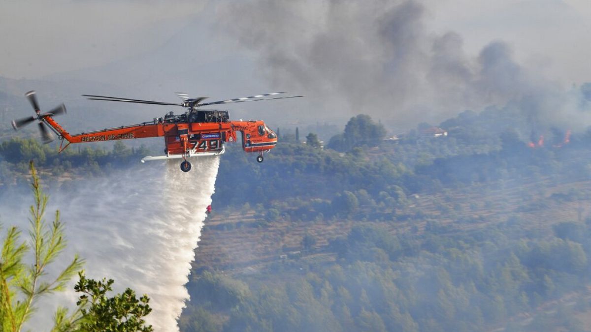 Ελικόπτερο επιχειρεί στη φωτιά στην Αρχαία Ολυμπία