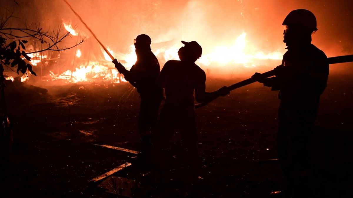  فرق الإطفاء تكافح حريقين ضخمين في اليونان