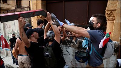 اشتباكاتٌ بين المحتجين وبين عناصرالأمن اللبناني في منطقة وسط بيروت على هامش تظاهرات تشهدها العاصمة إحياءً للذكرى السنوية الأولى لانفجار مرفأ
