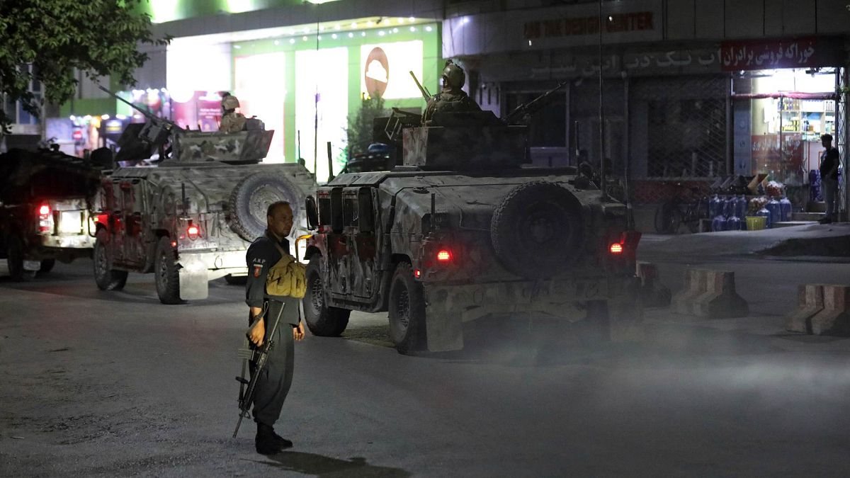 يصل أفراد الأمن الأفغان إلى موقع انفجار قوي في كابول، أفغانستان، الثلاثاء 3 أغسطس 2021