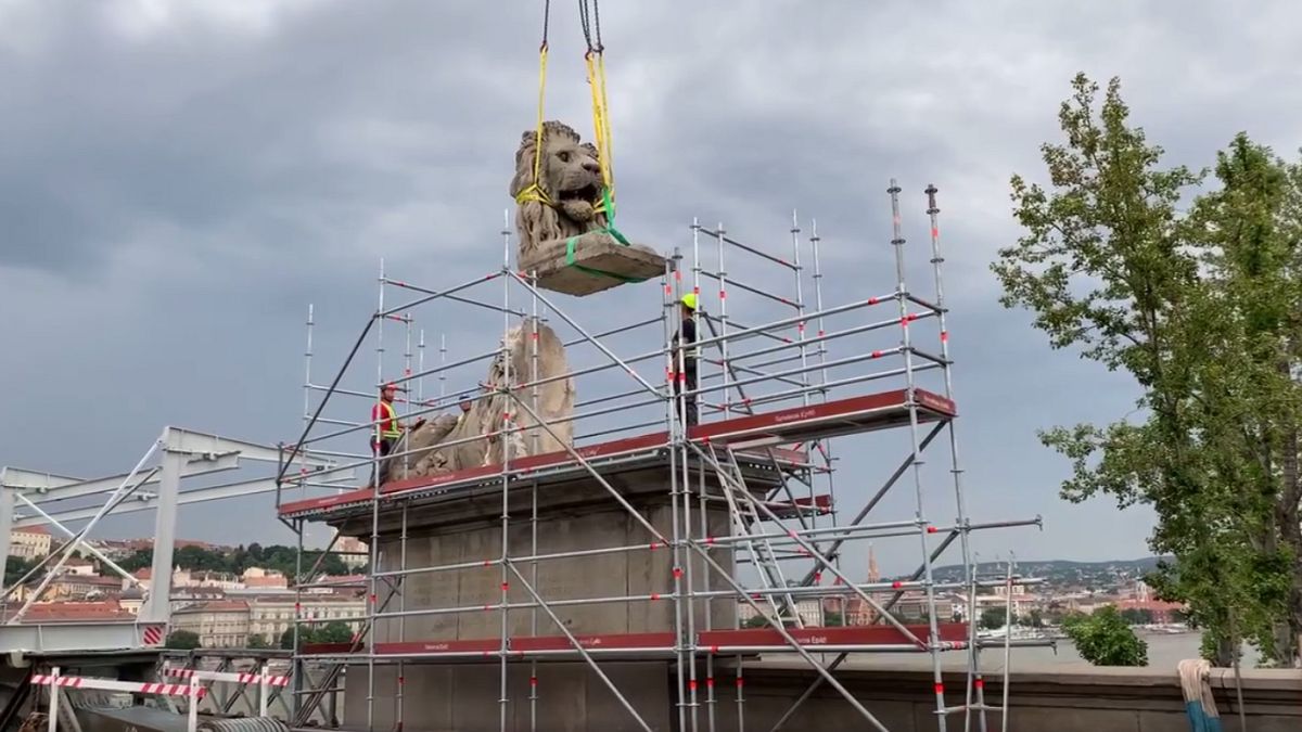 Lánchíd - Leemelték az első oroszlánszobrot a hídról