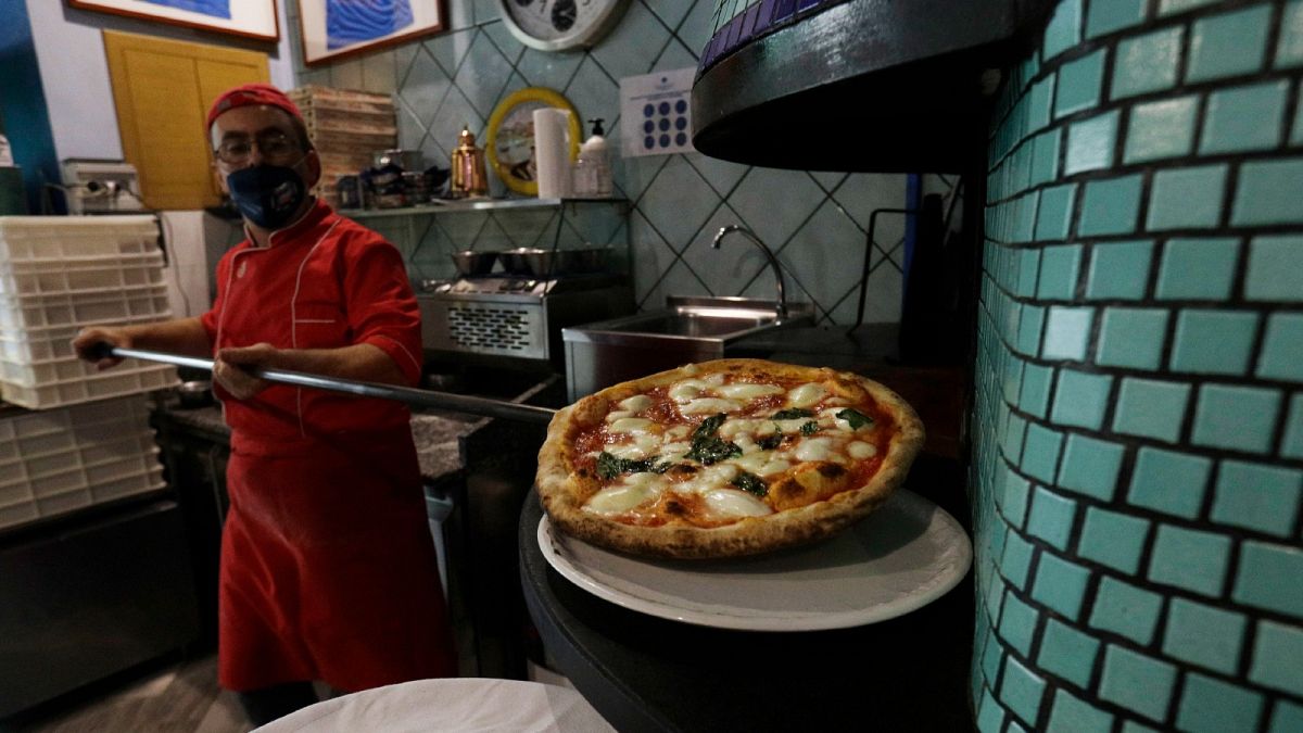 Archives : une pizza retirée du four d'une pizzeria à Naples, le 14 novembre 2020