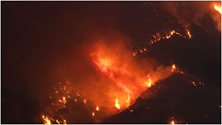 ادامه آتش‌سوزی‌ها در کالیفرنیا؛ یک شهر کوهستانی خاکستر شد