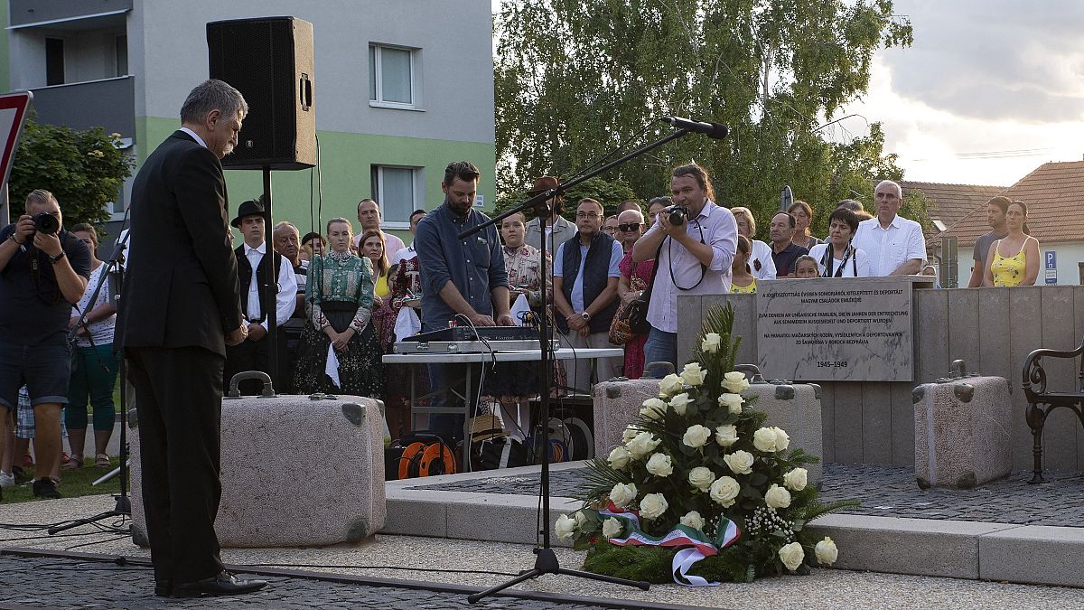 Kövér László, az Országgyűlés elnöke koszorúz a felvidéki Somorján a kitelepített magyarok emlékművének átadásán 2021. augusztus 2-án.