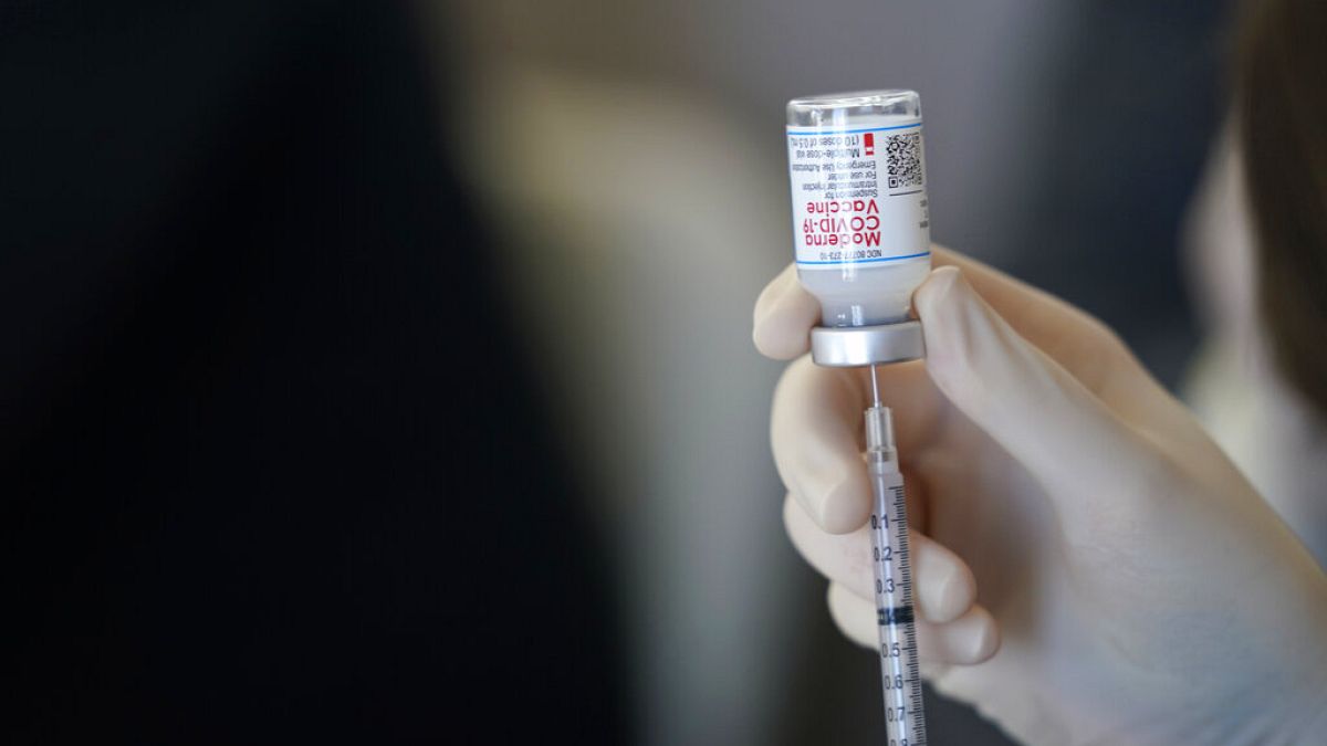 Ein Helfer bereitet die Spritzen mit dem Moderna COVID-19-Impfstoff vor, 26.07.2021