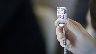 Ein Helfer bereitet die Spritzen mit dem Moderna COVID-19-Impfstoff vor, 26.07.2021