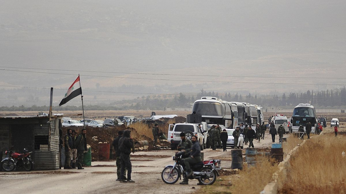 قوات النظام السوري تقف على حاجز في قرية قرب درعا.